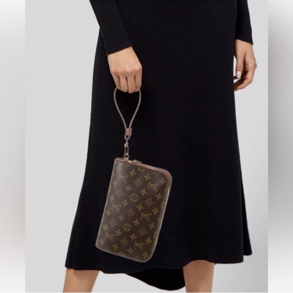 Authentic LOUIS VUITTON Monogram Clutch/ Wristlet - Picture 5 of 16